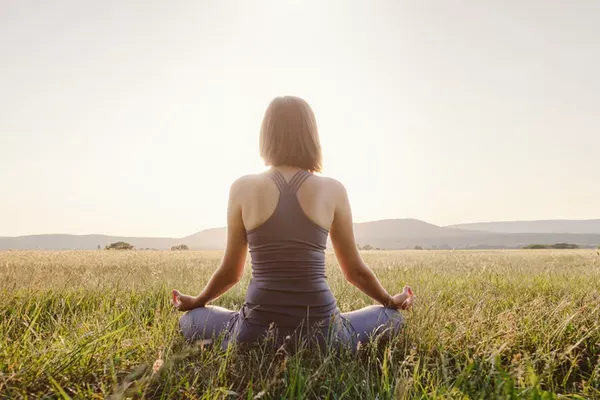 Les bénéfices détaillés d’un suivi holistique pour une personne en perte de confiance et de sens. Proche de Mornant-Givors